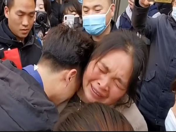 Chinese man reunited with his mother After 33 years 