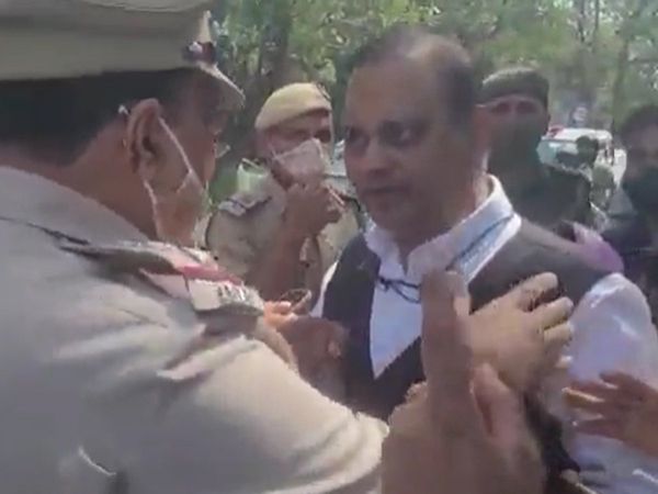 Clash between Aam Aadmi Party and Delhi Police, video surfaced