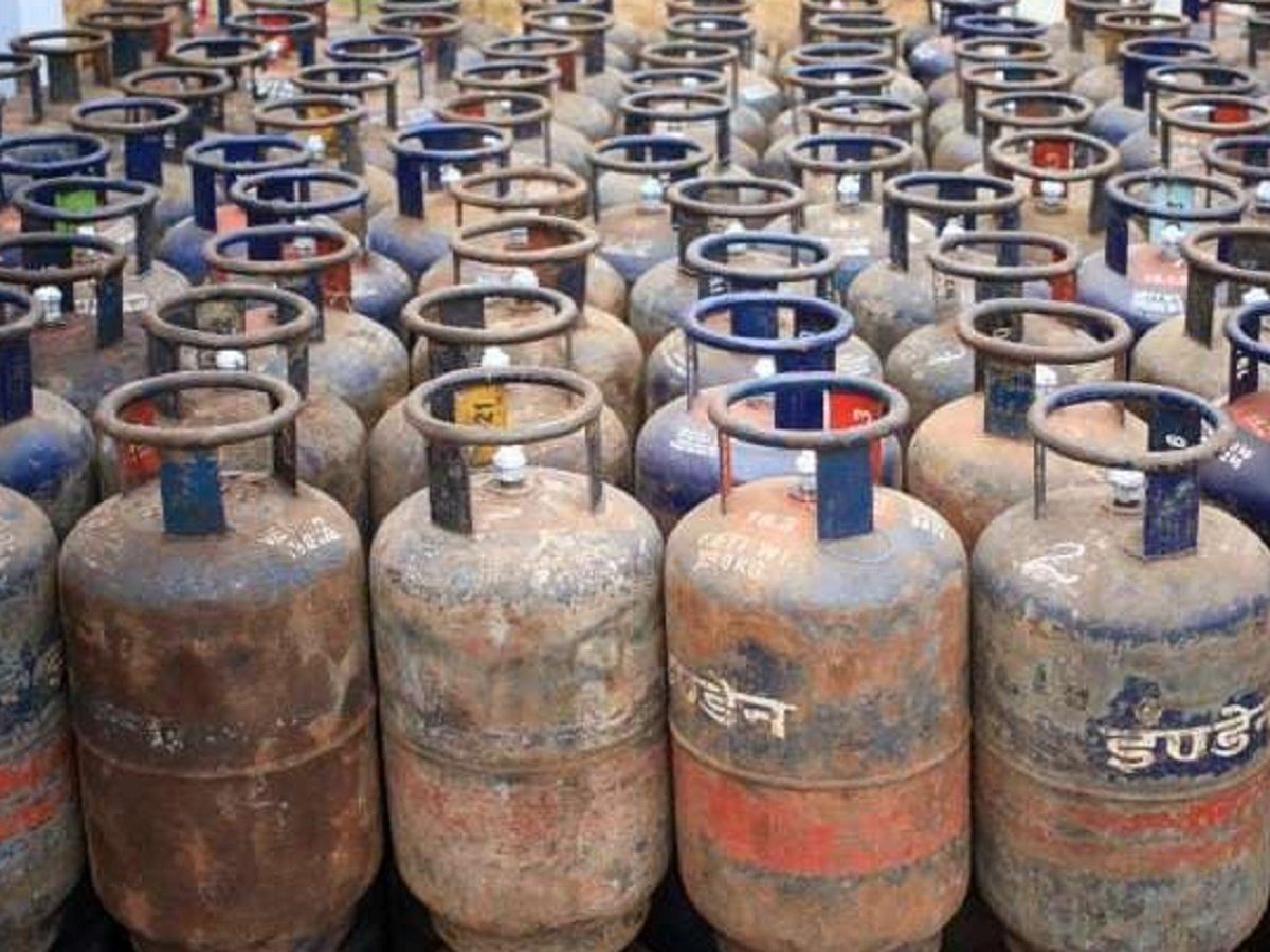 LPG Price Cut: आज से सस्ता हुआ Gas Cylinder, जानिए नए सिलेंडर के लिए कितनी देनी होगी कीमत