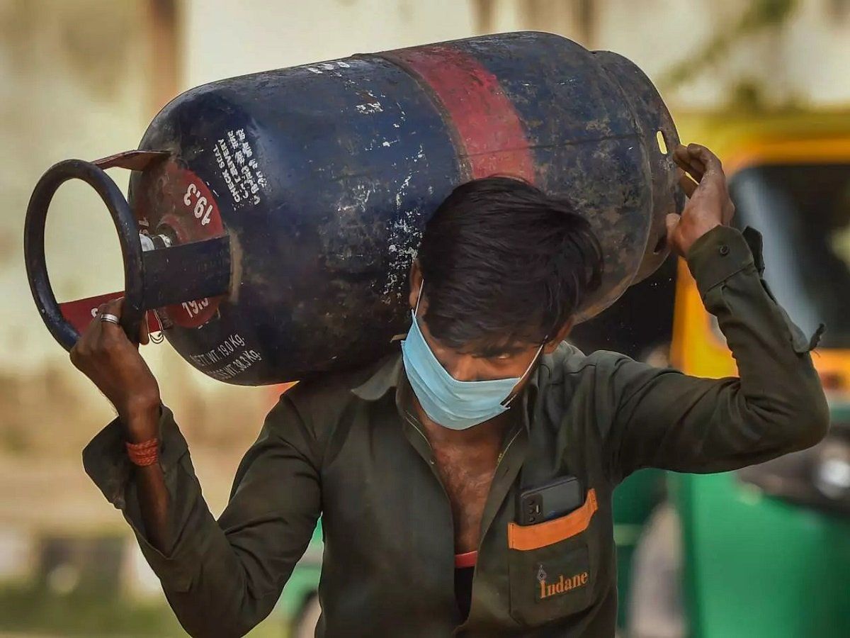 May के पहले दिन ही लगा महंगाई का करंट, 102.50 रुपये महंगा हुआ कर्मिशयल GAS सिलेंडर