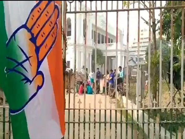 congress office locked in lucknow after employees troubled by salary cuts for several months