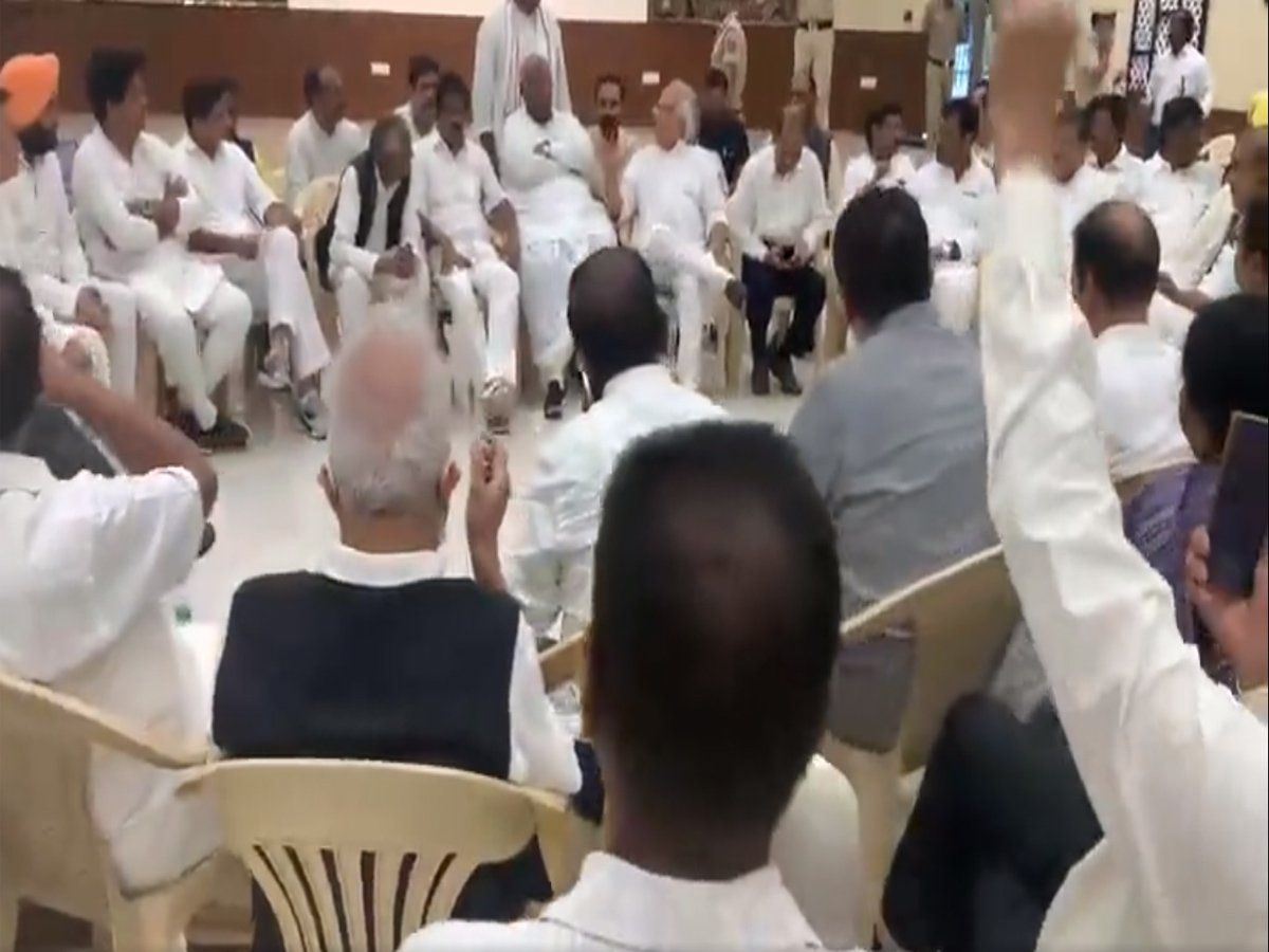 पुलिस डिटेंशन सेंटर में कांग्रेस संसदीय दल की बैठक, खाद्य पदार्थों पर GST, अग्निपथ, गिरते रुपए पर हुई चर्चा