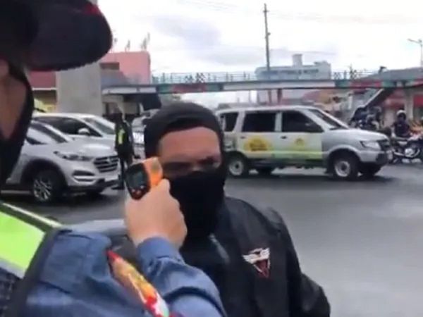 कोरोना से बचने के लिए शराब पीकर चला रहा था बाइक