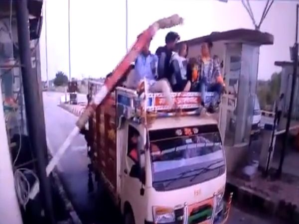 Cyberabad police tweet a video of toll plaza, gone viral on social media