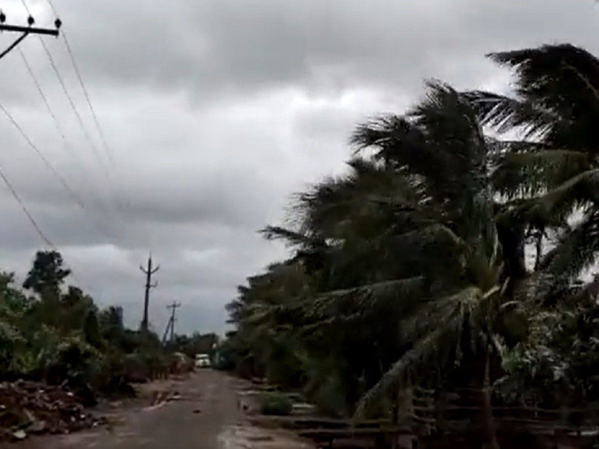 Cyclone Gulab: आंध्र प्रदेश में दिख रहा चक्रवात गुलाब का असर, 2 मछुआरों की मौत, 1 लापता, कई जगह बारिश
