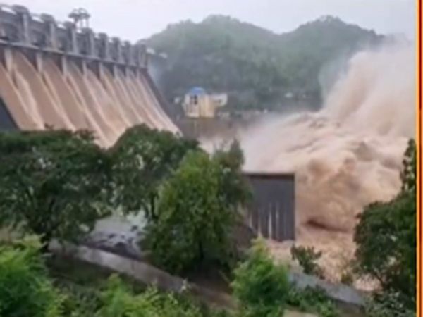 Flood-like situation in Gujarat, red alert in eight districts, karjan dam gate opened