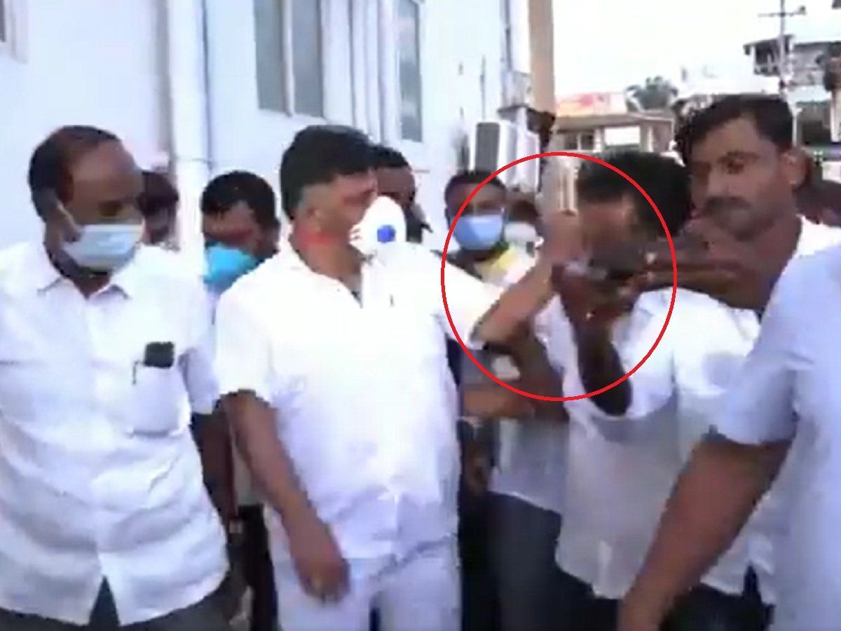 कांग्रेस नेता डीके शिवकुमार ने बीच सड़क कार्यकर्ता को जड़ा थप्पड़, वायरल हो रहा वीडियो