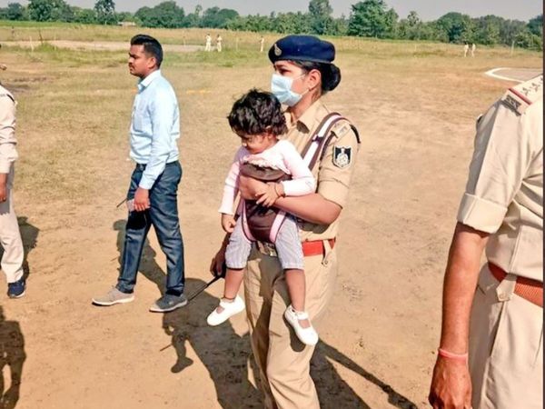 Viral photo DSP Monika Singh Carries her daughter on duty photo goes viral
