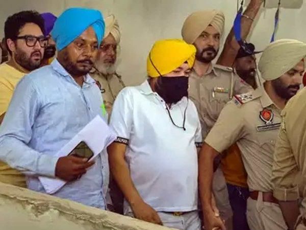 Daler Mehndi and Navjot Singh Sidhu are lodged in the same barrack in Patiala Central Jail