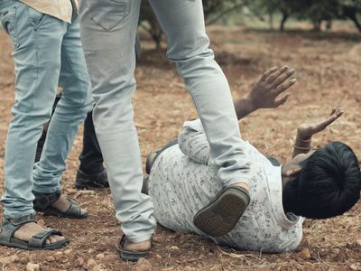 केवल ठाकुर ही कुर्सी पर बैठ सकता है, ऐसा कह की दलित की पिटाई