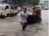ऑटो ड्राइवर का अनोखा अंदाज, पानी में जमकर करने लगा डांस