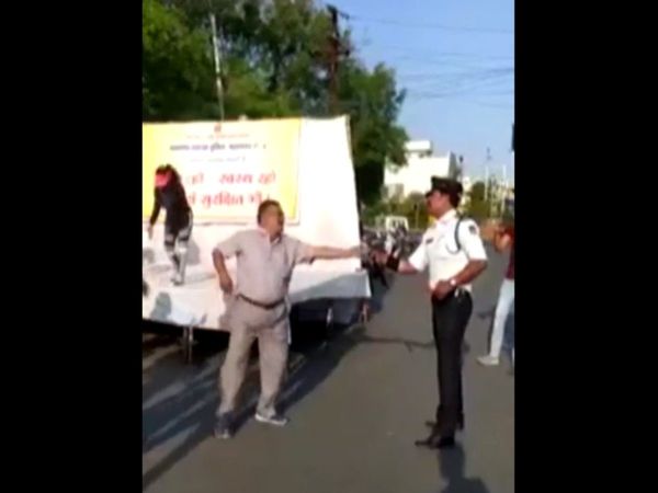 Dance Video Man dance with Traffic Police Officer on road video goes viral