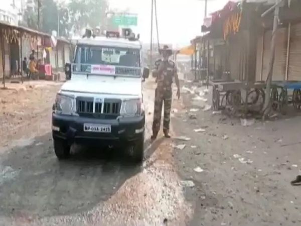 Madhya Pradesh cop seen warning people to maintain law and order in the style of film Sholay's dialogue