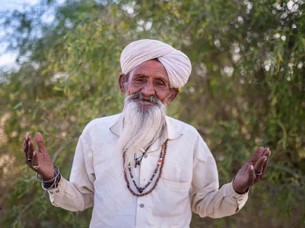 82-yr-old gatekeeper of Rajasthan village connects with his first love after 50 years
