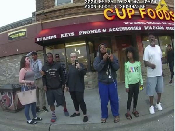 डारनेला (दाएं से तीसरी) एक रिश्तेदार के साथ घटनास्थल के पास से पैदल गुजर रही थीं, जब उन्‍होंने अपने फोन से वीडियो शूट किया