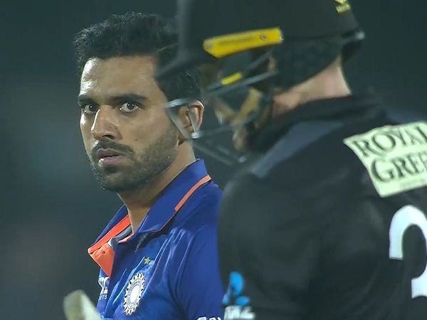 IND vs NZ 1st T20: Deepak Chahar stare Martin Guptill