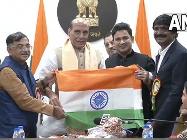 School students made Rakhis for Army jawans, Defense Minister Rajnath Singh promised these will reach the wrist of the jawans