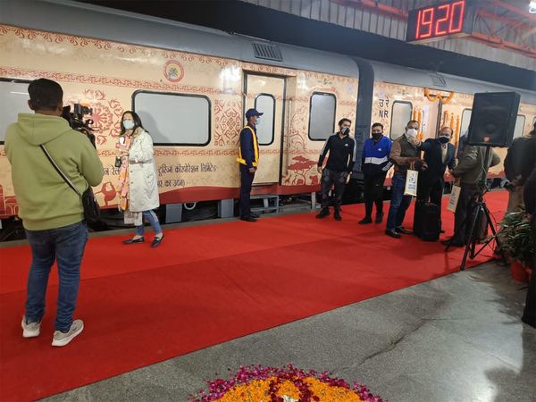 Dekho Apna Desh deluxe AC tourist train ready to depart, 90% seats reserved