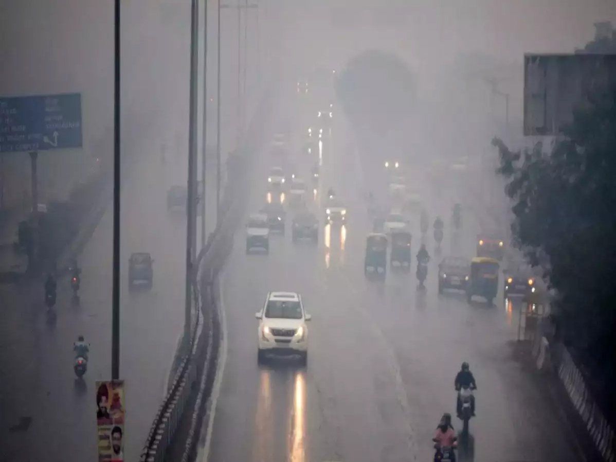 Delhi-NCR Weather Alert: अगले 2 घंटों में हल्की बारिश के साथ गरज के साथ बौछारें, हवा की गति हो सकती है तीव्र