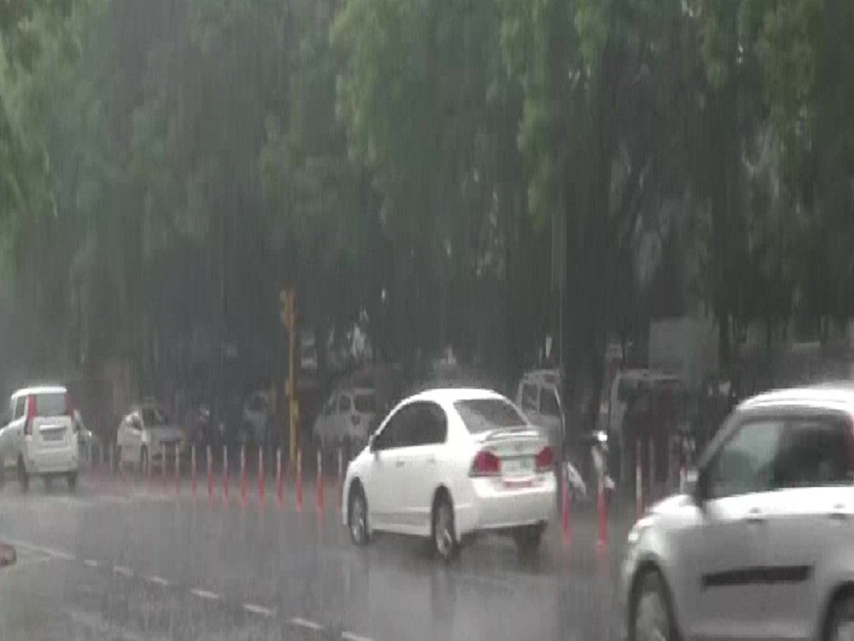 Delhi Weather: दिल्ली-NCR में लगातार हो रही बारिश से मौसम हुआ खुशनुमा, मौसम विभाग ने जारी किया ये अलर्ट