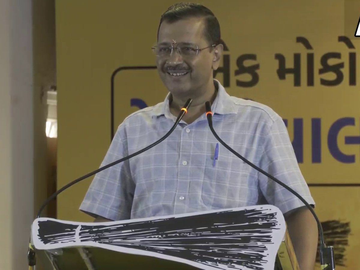 इन दिनों 'फ्री रेवड़ी' की काफी चर्चा है, क्या मैं मुफ्त शिक्षा देकर गलत कर रहा हूं? गुजरात में बोले केजरीवाल