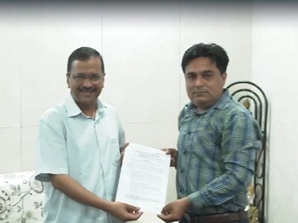 दिल्ली हिंसा में जान गंवाने वाले IB कर्मी अंकित शर्मा के भाई को नौकरी, CM केजरीवाल ने सौंपा सर्टिफिकेट