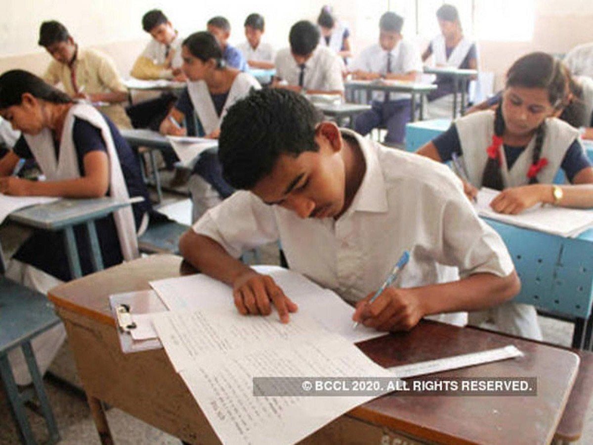 छात्रों से बोले दिल्ली के शिक्षा निदेशक, 'अगर जवाब नहीं आता तो परीक्षा में कुछ भी लिख दो'