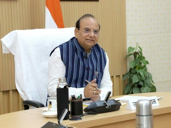 Big action of delhi LG 11 officers suspended for lapse in implementing Excise Policy