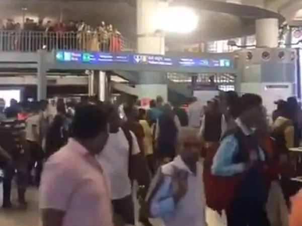 राजीव चौक मेट्रो स्टेशन पर लगे- देश के गद्दारों को.. के नारे