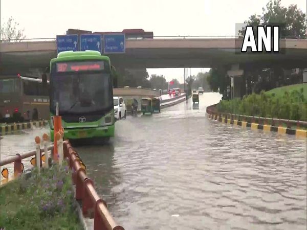 Heavy rainfall continues in Delhi NCR, Several roads waterlogged in the Ring road area as the national capital 