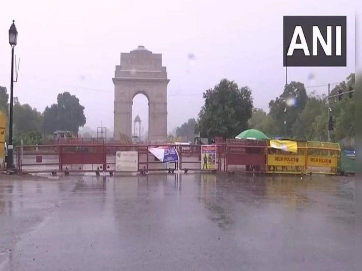 Delhi Rains: दिल्ली NCR में हो रही है झमाझम बारिश, लोगों को मिली उमस भरी गर्मी से राहत