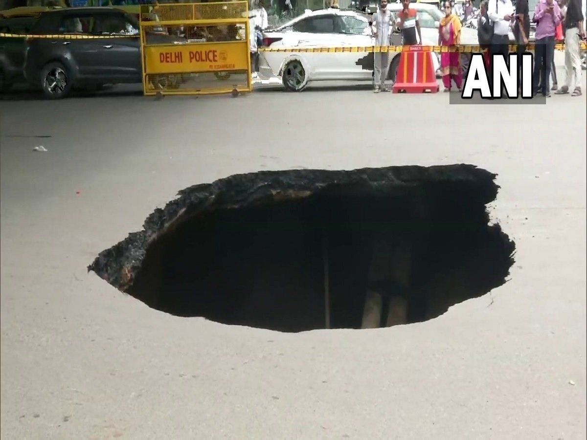 राजधानी दिल्ली के पॉश इलाके की सड़क पर बना गड्ढा, ट्रैफिक आवाजाही हुई प्रभावित