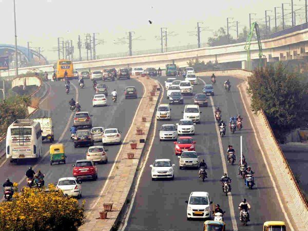 गाड़ियां चलाने वालों के लिए खुशखबरी, बढ़ाई गई वाहनों के कागजातों की वैलिडिटी