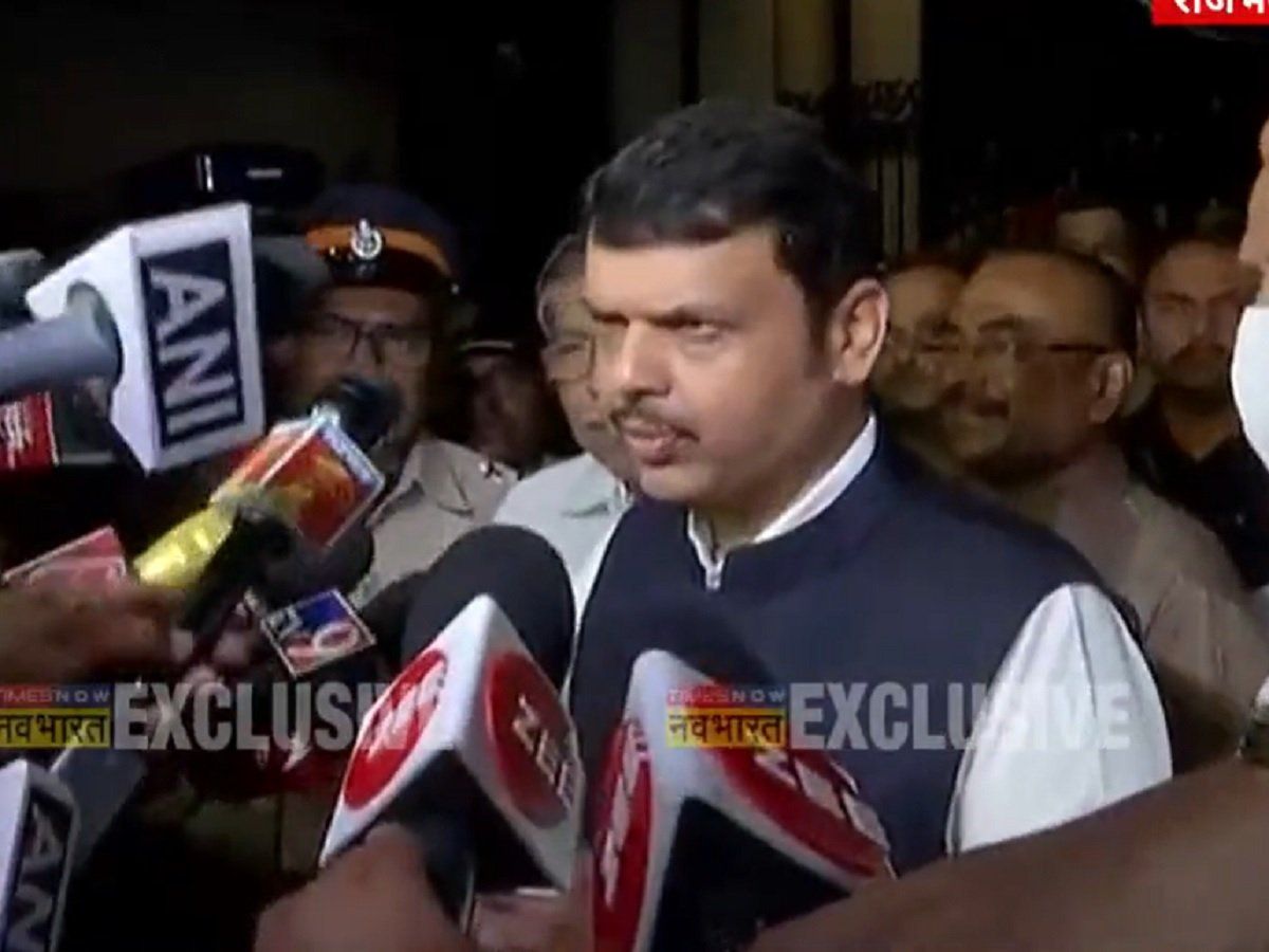 महाराष्ट्र: राज्यपाल से मिले BJP नेता देवेंद्र फडणवीस, बोले- सरकार अल्पमत में, फ्लोर टेस्ट हो, CM बहुमत सिद्ध करें