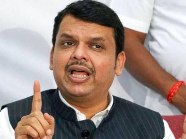  Devendra Fadnavis chants Hanuman Chalisa in press conference attacks Shivsena