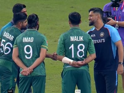 MS Dhoni with pakistani cricketers
