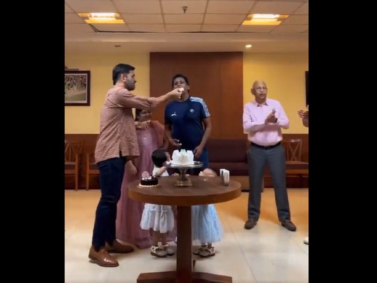 VIDEO: दोस्त की बर्थडे पार्टी में पहुंचे महेंद्र सिंह धोनी, देखिए वायरल हुआ वीडियो