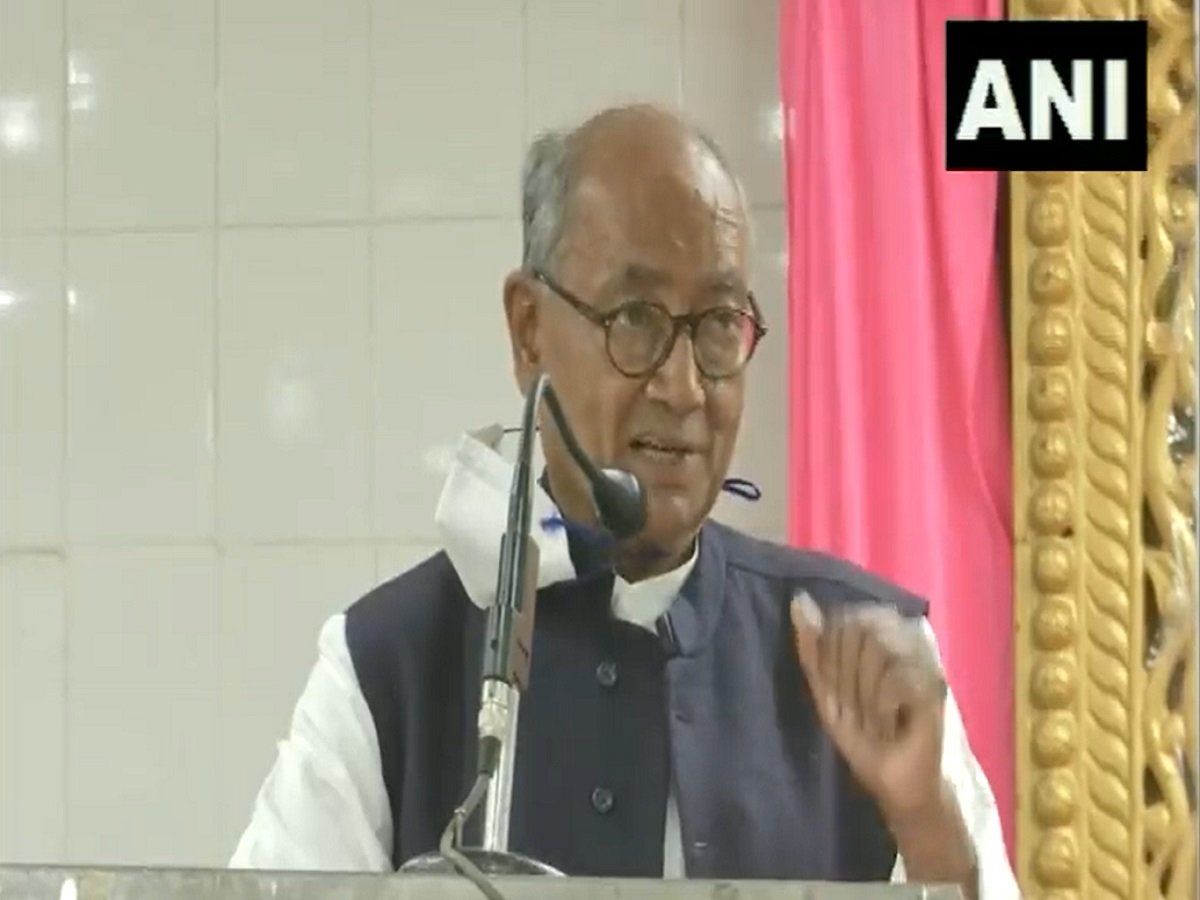 दिग्गी बोले- सावरकर ने किताब में लिखा है गोमांस खाने में कोई बुराई नहीं, हिंदू का हिंदुत्व से कोई संबंध नहीं