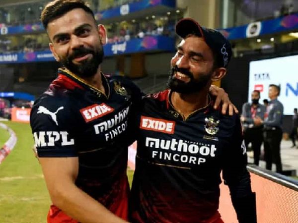 Dinesh Karthik with Virat Kohli