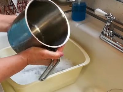 Maid wash dishes with urine Maid wash dishes with urine