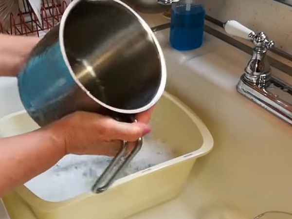 Maid wash dishes with urine