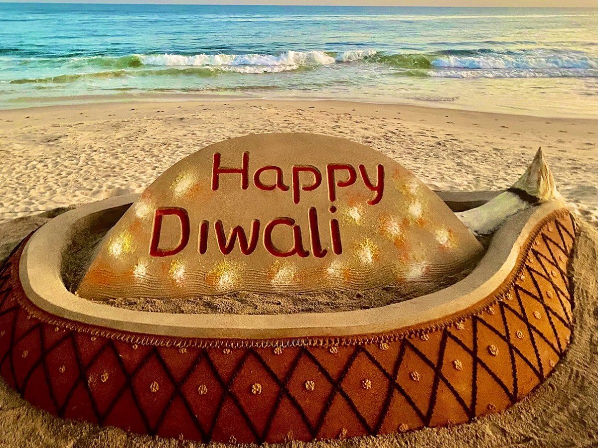 Diwali 2020: देशभर में धूमधाम से मनाया जा रहा दिवाली का त्योहार, रोशनी से जगमग हुए घर और आसमान