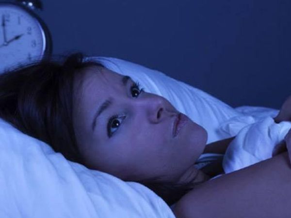 Do not keep these things at the bedside at bedtime, सोते समय इन चीजों को बेड पर न रखें