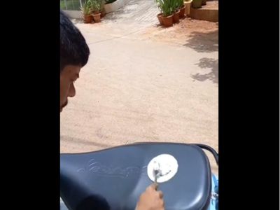 Man Made Dosa On Scooty Harsh Goenka Share Funny Video Goes Viral Man Made Dosa On Scooty Harsh Goenka Share Funny Video Goes Viral