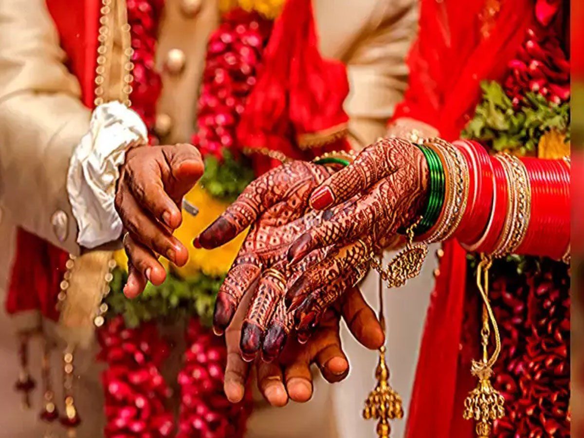 Henna in hands and Kalava in wrist a few hours before barat groom reached  to cut ATM what was compulsion - हाथों में मेंहदी और कलाई में कलावा, बारात  निकलने से कुछ