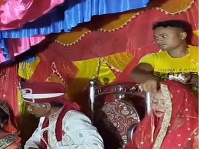 Dulha Dulhan Ka Video Bride Groom Funny Video Goes Viral, Dulha Dulhan Ka Video: स्टेज पर बैठे थे दूल्हा-दुल्हन, तभी लड़के ने जो किया देखते रह जाएंगे Dulha Dulhan Ka Video Bride Groom Funny Video Goes Viral, Dulha Dulhan Ka Video: स्टेज पर बैठे थे दूल्हा-दुल्हन, तभी लड़के ने जो किया देखते रह जाएंगे