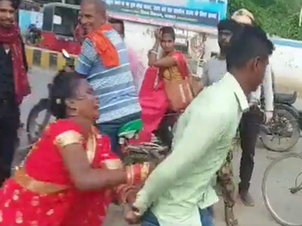 bride ran on road To Catch groom In Nawada Watch Viral Video