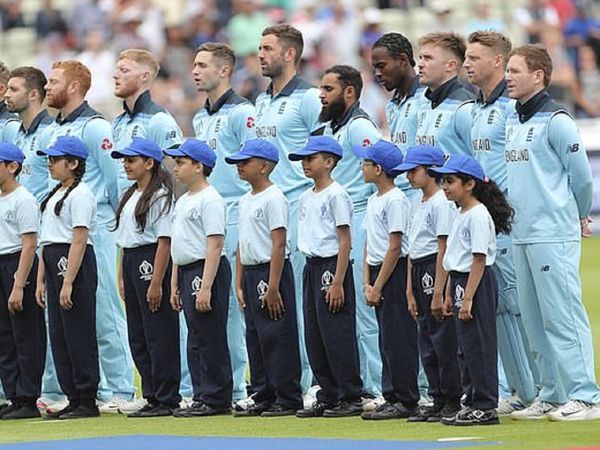 England cricket team singing national anthem