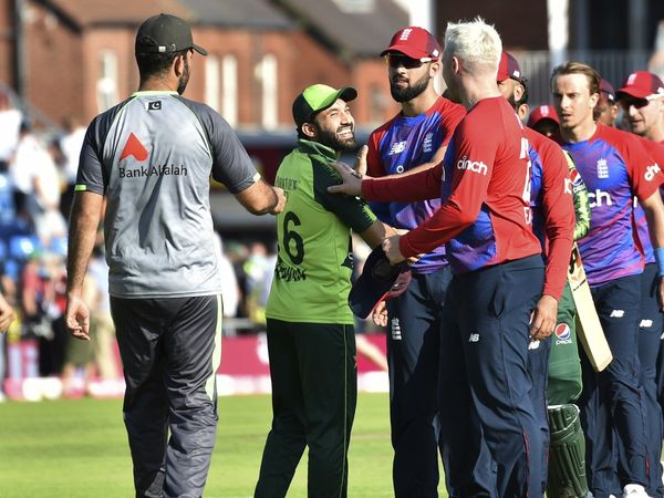 England defeat Pakistan by 45 runs in second T20I