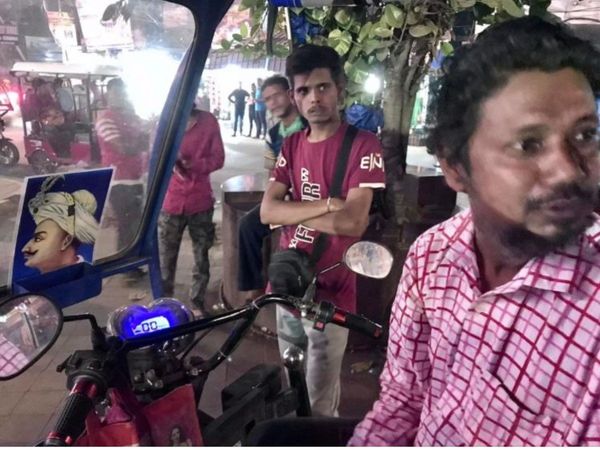 E Rickshaw Driver Gives Free Ride If You Answer This GK Question In West Bengal